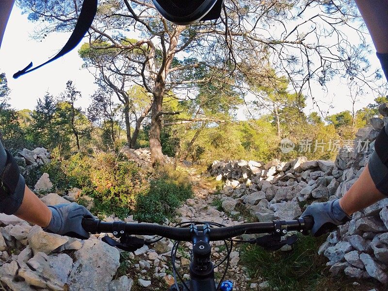 山地自行车女孩骑森林Lošinj /小径地中海夫妇